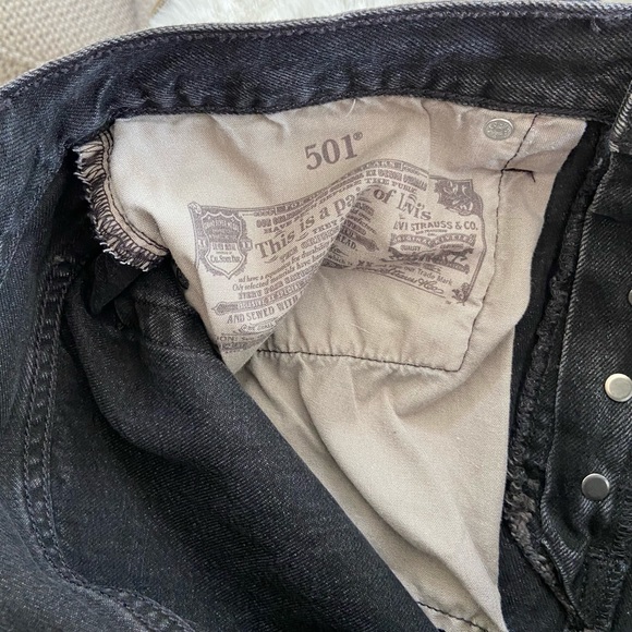 Levi’s 501 Black Denim Cut Off Short Shorts Raw Hem Size 29 Summer Jean Shorts - Picture 11 of 12